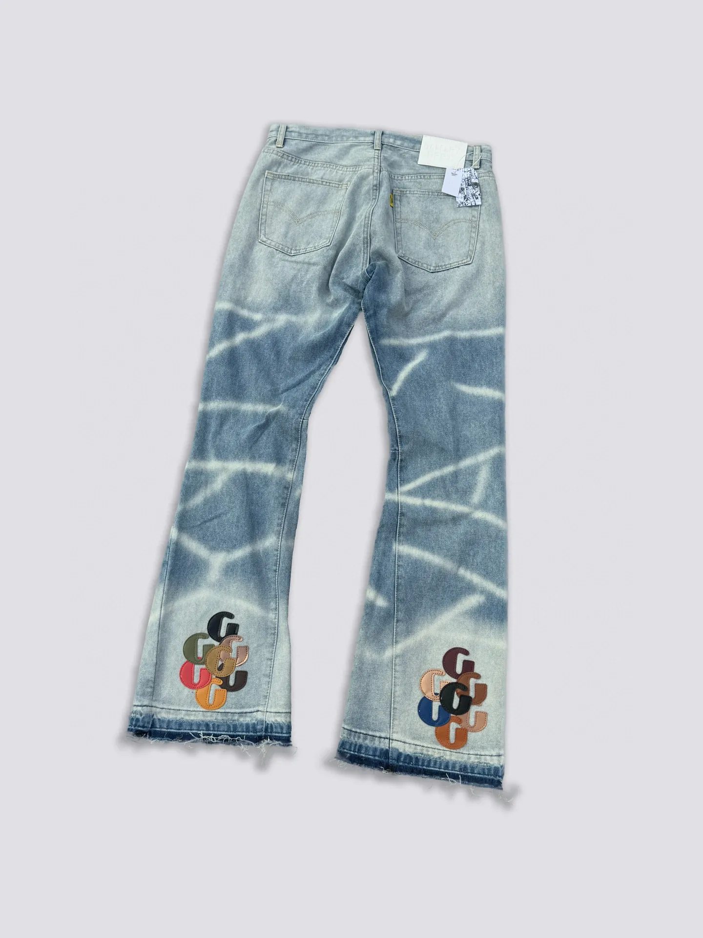 -Size upper body P240#G66 GALLERY DEPT. Denim spliced ​​with all-over printed leather ripped bell-bottoms, washed and distressed jeans. GALLERY is attracted by these bell-bottoms. Whether it is a reset of Carhartt or Levis, they all create a strong brand style. Since these pants are modified from rare vintage, the production capacity is limited. Therefore, after many icons wore them, these pants were once hard to find. Later, perhaps due to the improvement of GD's business in the past two years and the expansion of production lines, the brand itself lowered the price, so I can't wait any longer for these pants this year and will definitely buy them. During the process of the denim washing plant, the owner of the washing plant helped introduce a boss who had worked for Levi's foundry and started his own business. This also paved the way for the following styles. Therefore, Levi's remodeled single product for the base plate is really familiar. Whether it is the fabrics supplied or the lathes used in production, there is nothing to choose from. -Color: blue -Size: S-XXL (corresponding to 28-36)